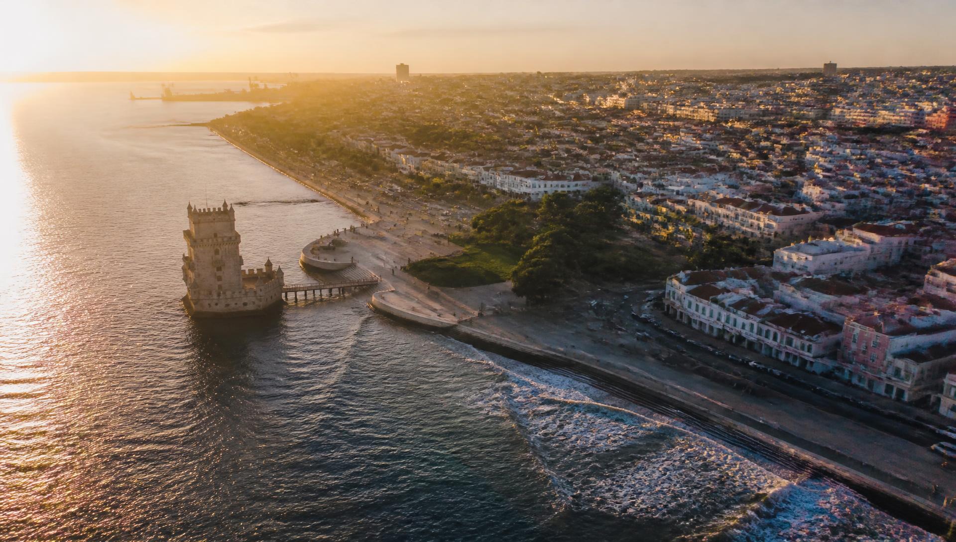 Vue aérienne de la côte de Lisbonne au coucher du soleil