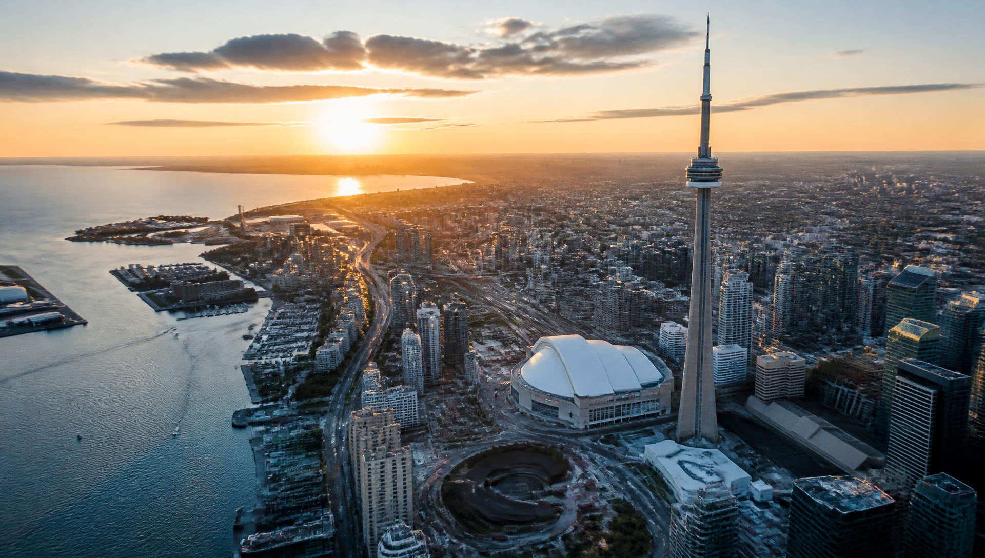 Vue aérienne de Toronto au coucher du soleil